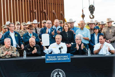 Abbott firma proyecto de ley que convierte la entrada ilegal a Texas en delito estatal