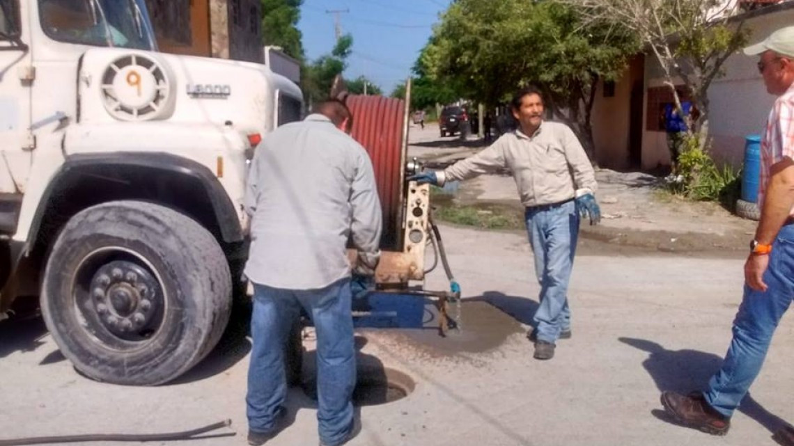 Comapa trabaja con equipo vactor