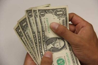 Dólar se vende en el AICM en 18.62 pesos