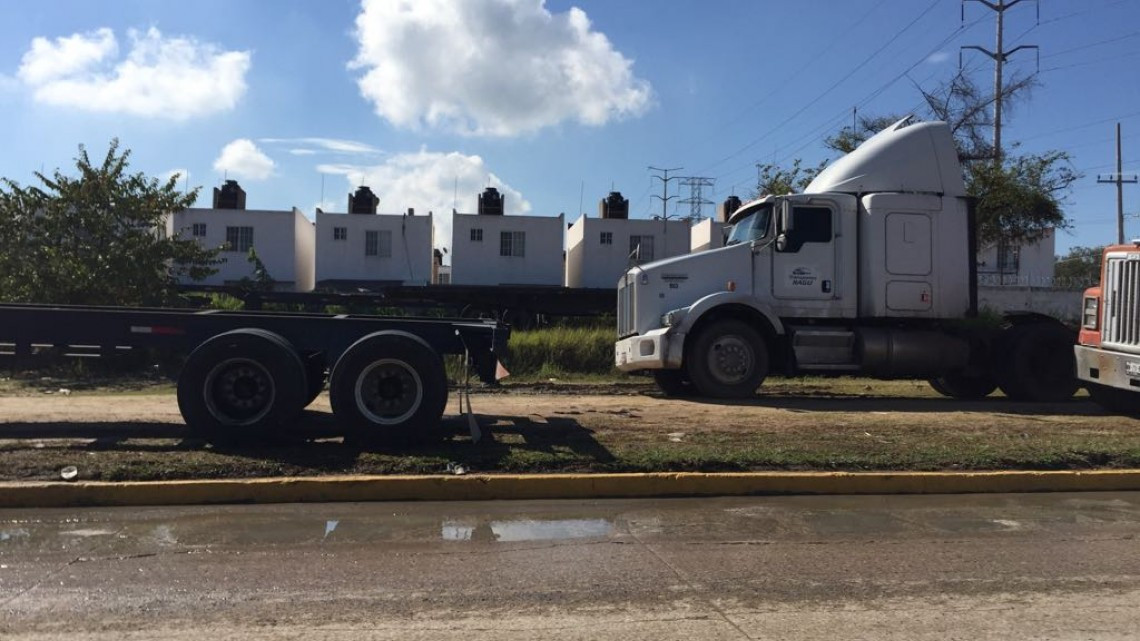 Traileros ponen en riesgo a vecinos de los fraccionamientos al introducirse con sus unidades