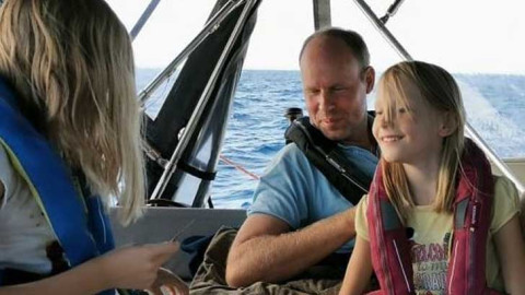 Familia navega por el mundo aislándose del coronavirus