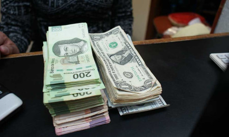 Dólar en 17.51 pesos a la venta en el AICM