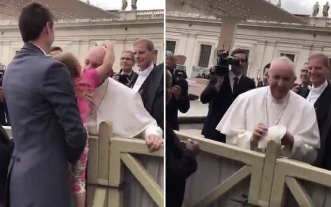 Una niña menor le quita el solideo al papa Francisco