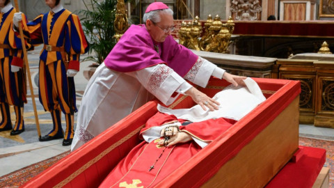 Concluye capilla ardiente del Papa Francisco y cierran el féretro del pontífice 