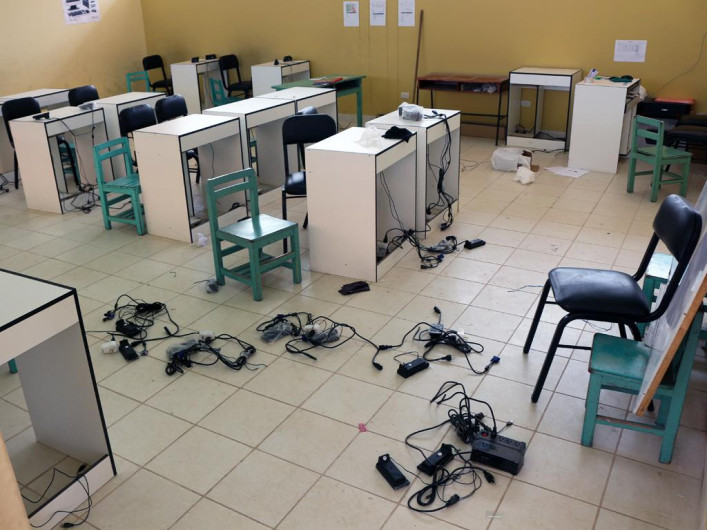 Destrozan sillas, computadoras y material de primaria de la colonia 20 de Noviembre