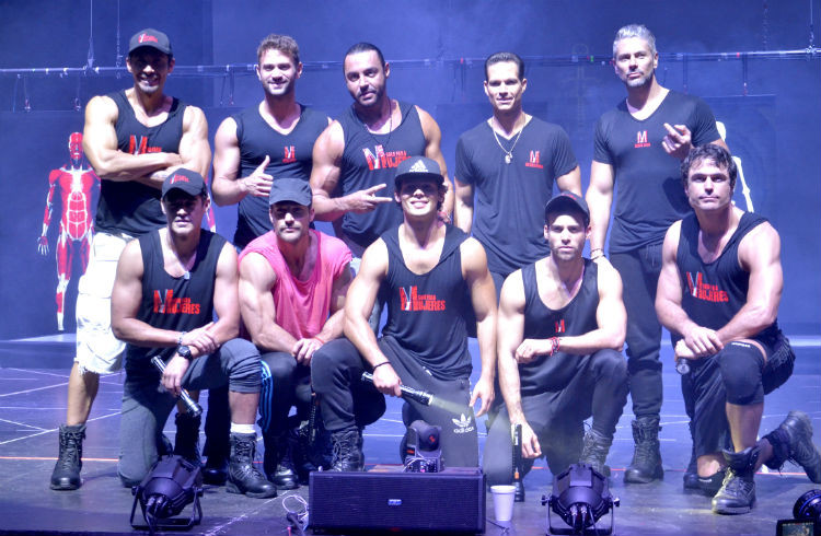 Solo para mujeres cumple con completo desnudo en el escenario