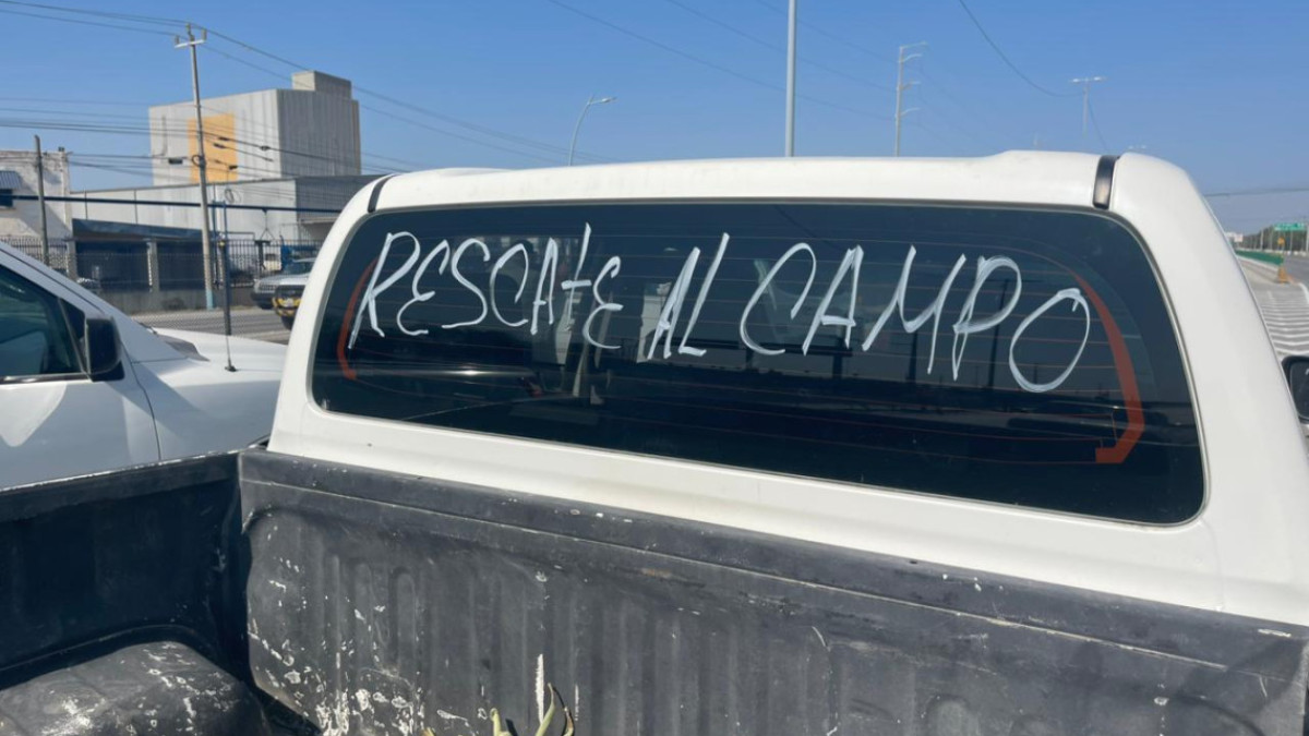 Productores bloquean puente Reynosa–Pharr y carretera a Monterrey