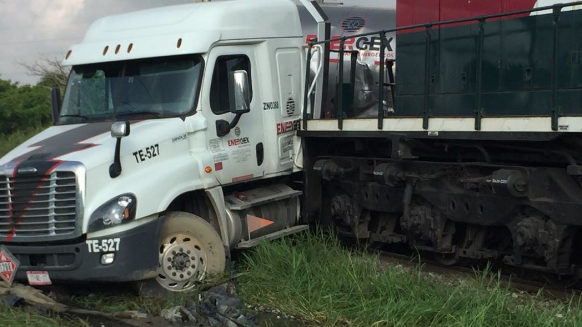 Tren embiste tráiler que transportaba material flamable