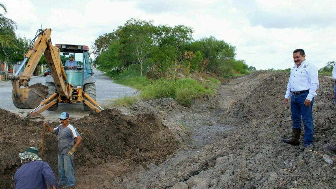 Alcalde supervisa trabajos de instalación de tubería