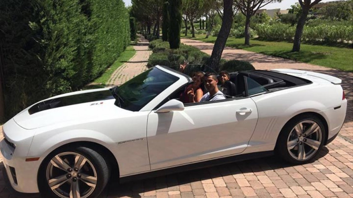 Cristiano Ronaldo presume su nuevo auto 