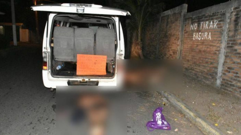 Hallan 11 cuerpos dentro de una camioneta en Boca del Río, Veracruz