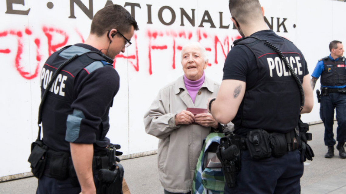 Arrestan a mujer por pintar pared del BNS