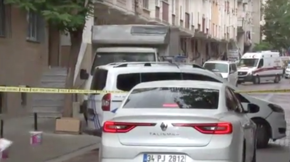 Hombre armado dispara desde azotea edificio en Estambul 