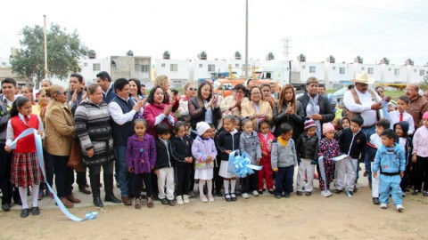 Inauguran construcción de guarniciones y banquetas