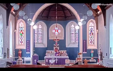 Sacerdote pone por error una canción de rap durante una misa en directo