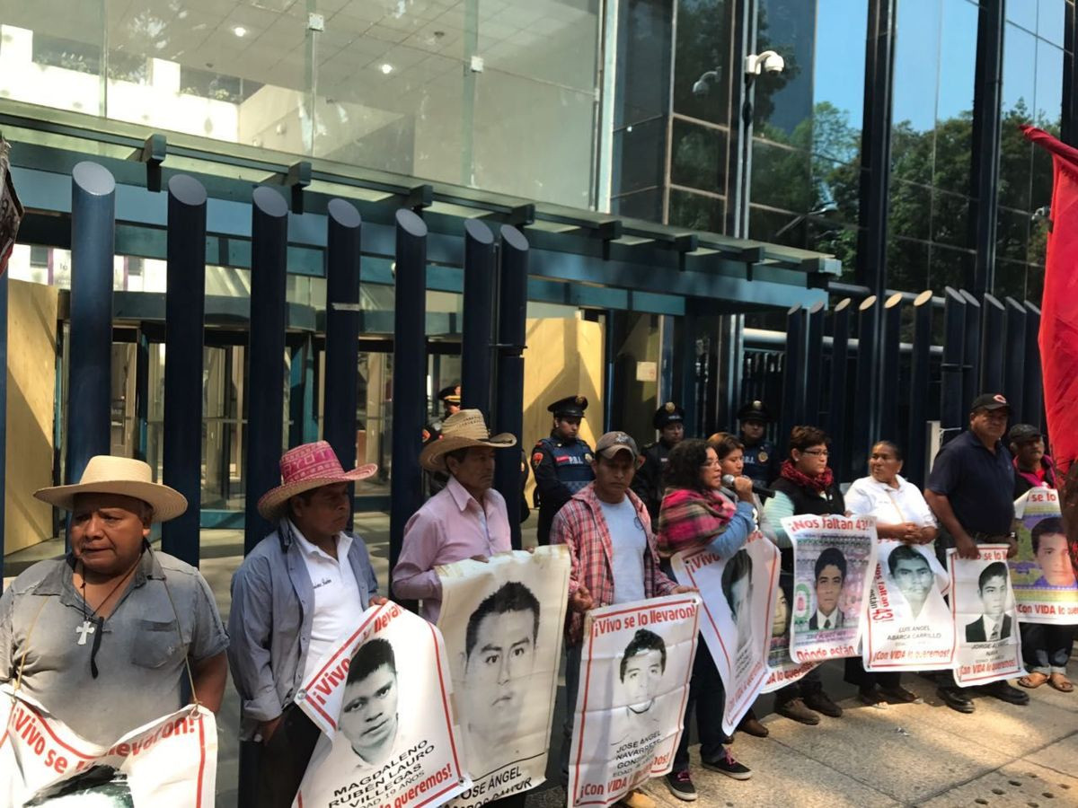 Padres de normalistas desaparecidos exigen diálogo con titular de PGR