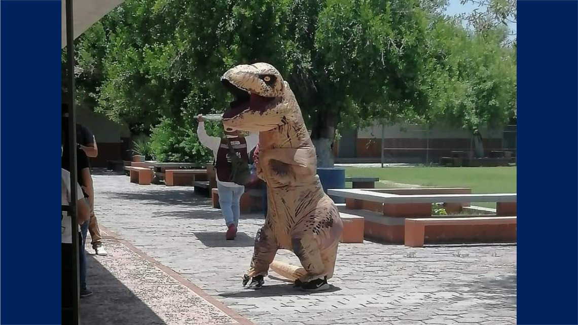 Jornada de 'disfraces' en la vacunación fronteriza 18-39 años