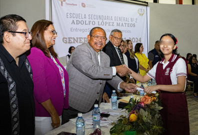 Felicita Alcalde de Matamoros a directivos y a graduados de Secundaria General # 2