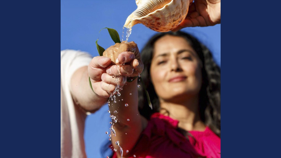 Salma Hayek va al spa y termina casándose