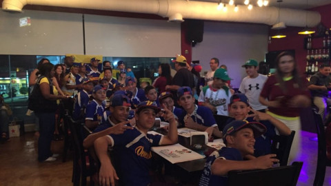 Agradecen venezolanos apoyo a pequeños beisbolistas