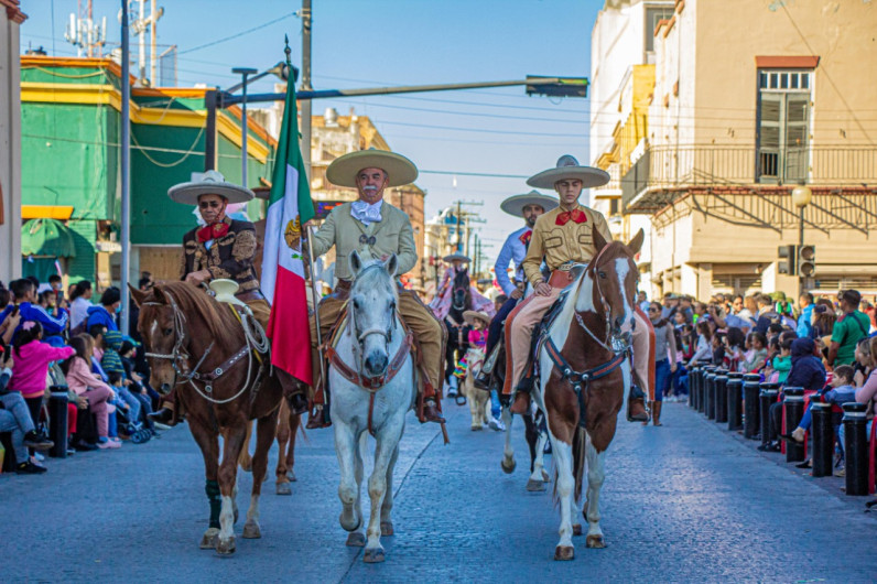 Más de 2 mil alumnos participan en espectacular desfile organizado por el Gobierno de Matamoros