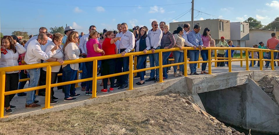 Entrega alcalde puente peatonal