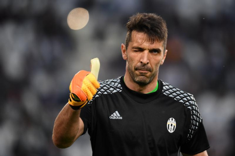 Buffon aplaza su retiro