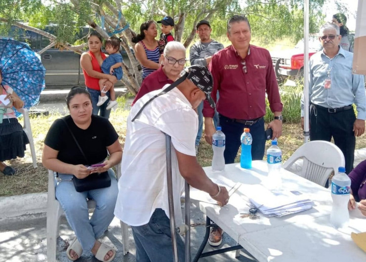 ITAVU asigna terrenos y escrituras a familias de Matamoros