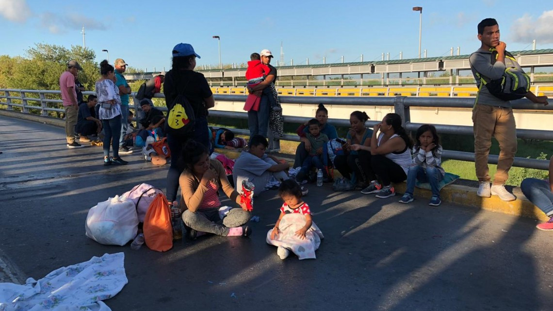 Cientos de migrantes obligan el cierre total del "Puente Nuevo" en Matamoros