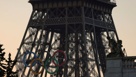 Torre Eiffel se engalana con los anillos olímpicos, así luce