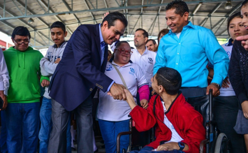  Muestra interés Enrique Rivas en la educación de discapacitados