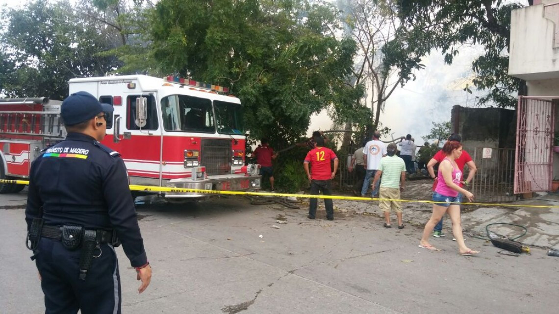 Fuego consume cuarterías de madera en Madero