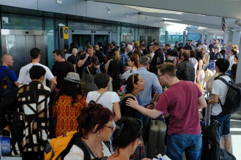 Caos en aeropuertos del mundo por fallas de sistema informático