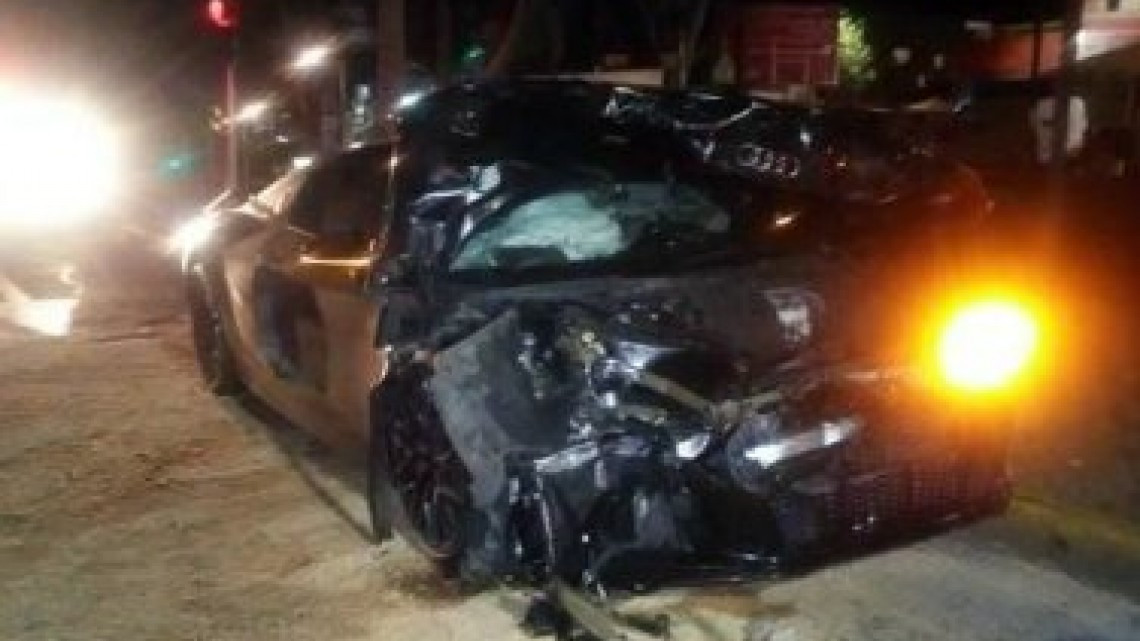 Alan Pulido estampa lujoso auto en Guadalajara