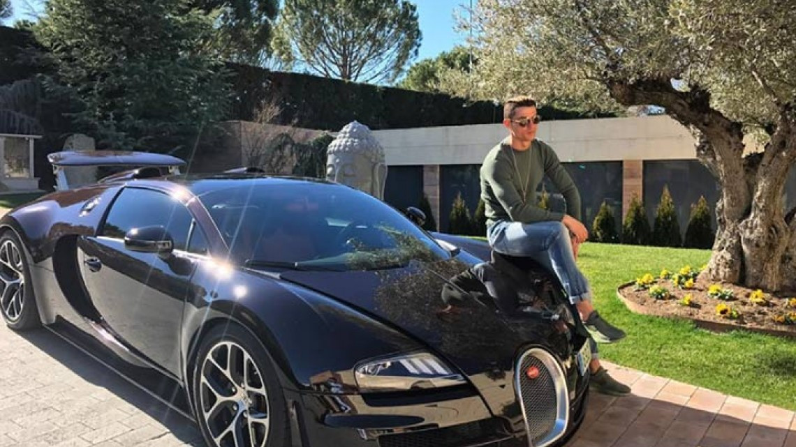Cristiano Ronaldo presume su nuevo auto 