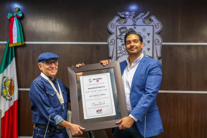 Impuso Carlos Peña Ortiz la Medalla al Mérito Ciudadano, "Ing. Marte R. Gómez" al artista Artemio Guerra Garza 