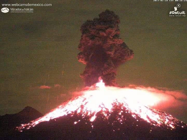 Volcán de Colima lanza fumarola con material incandescente
