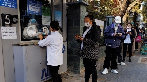 Registra China récord de nuevos casos diarios de covid-19