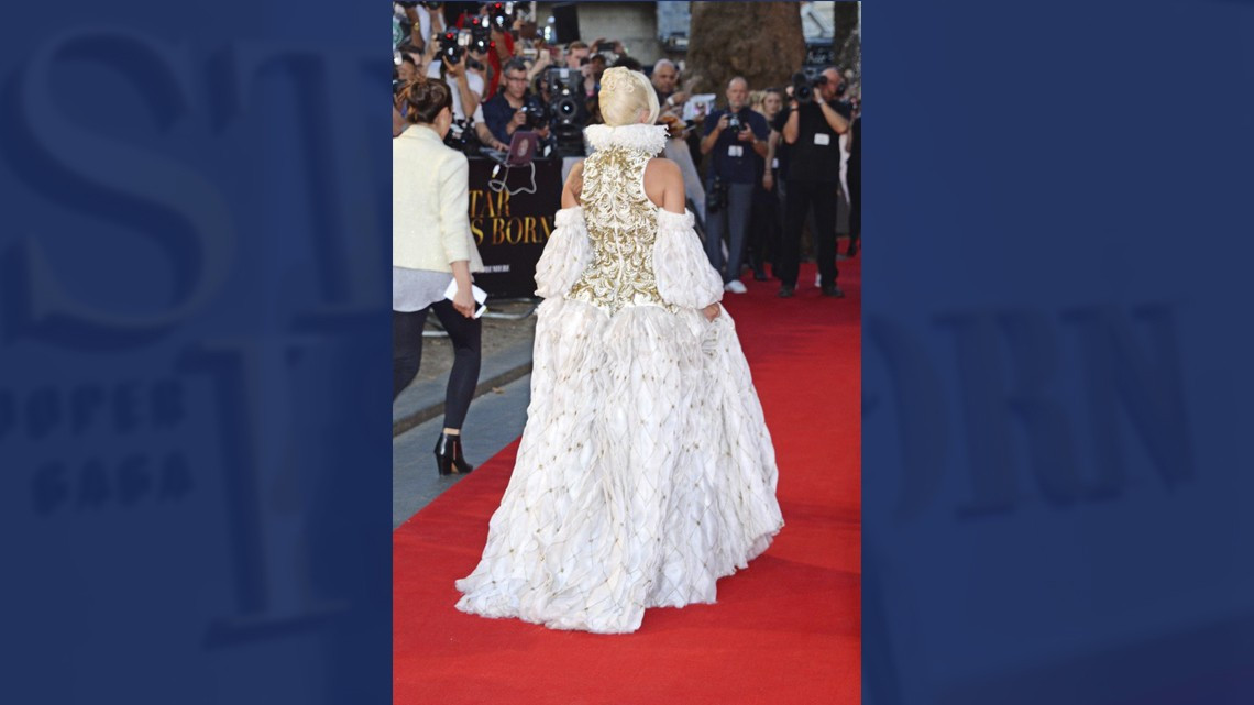 Lady Gaga presenta A Star Is Born en Londres vestida de reina