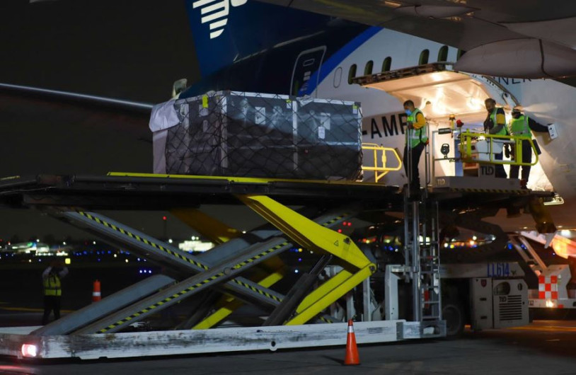 Arriba a México primer embarque de vacunas a través  del mecanismo COVAX