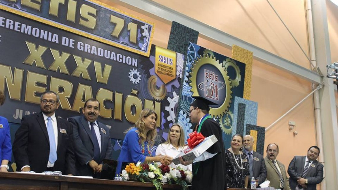 Maki felicita a graduados de CETIS No. 71