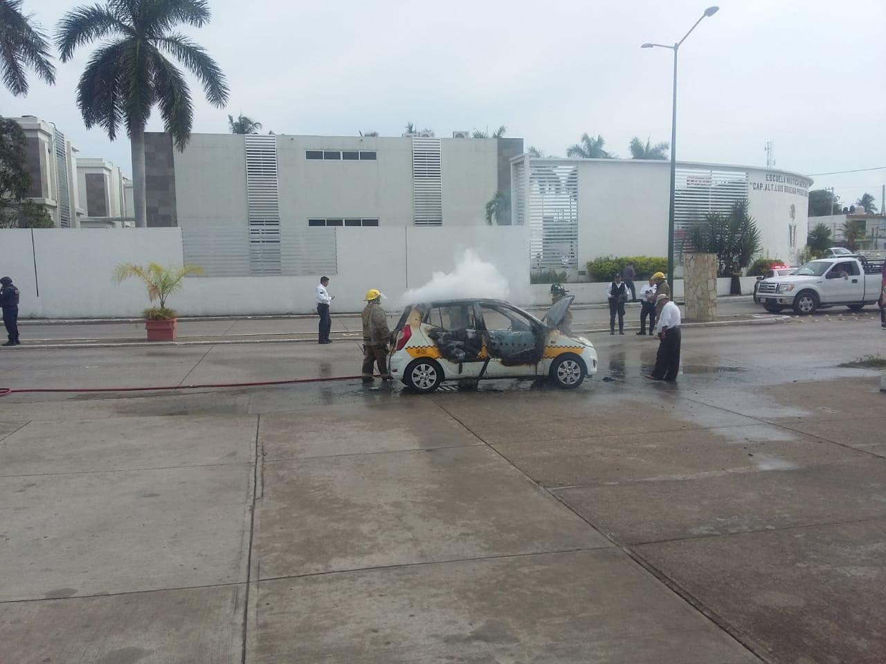 Taxi es consumido por el fuego 