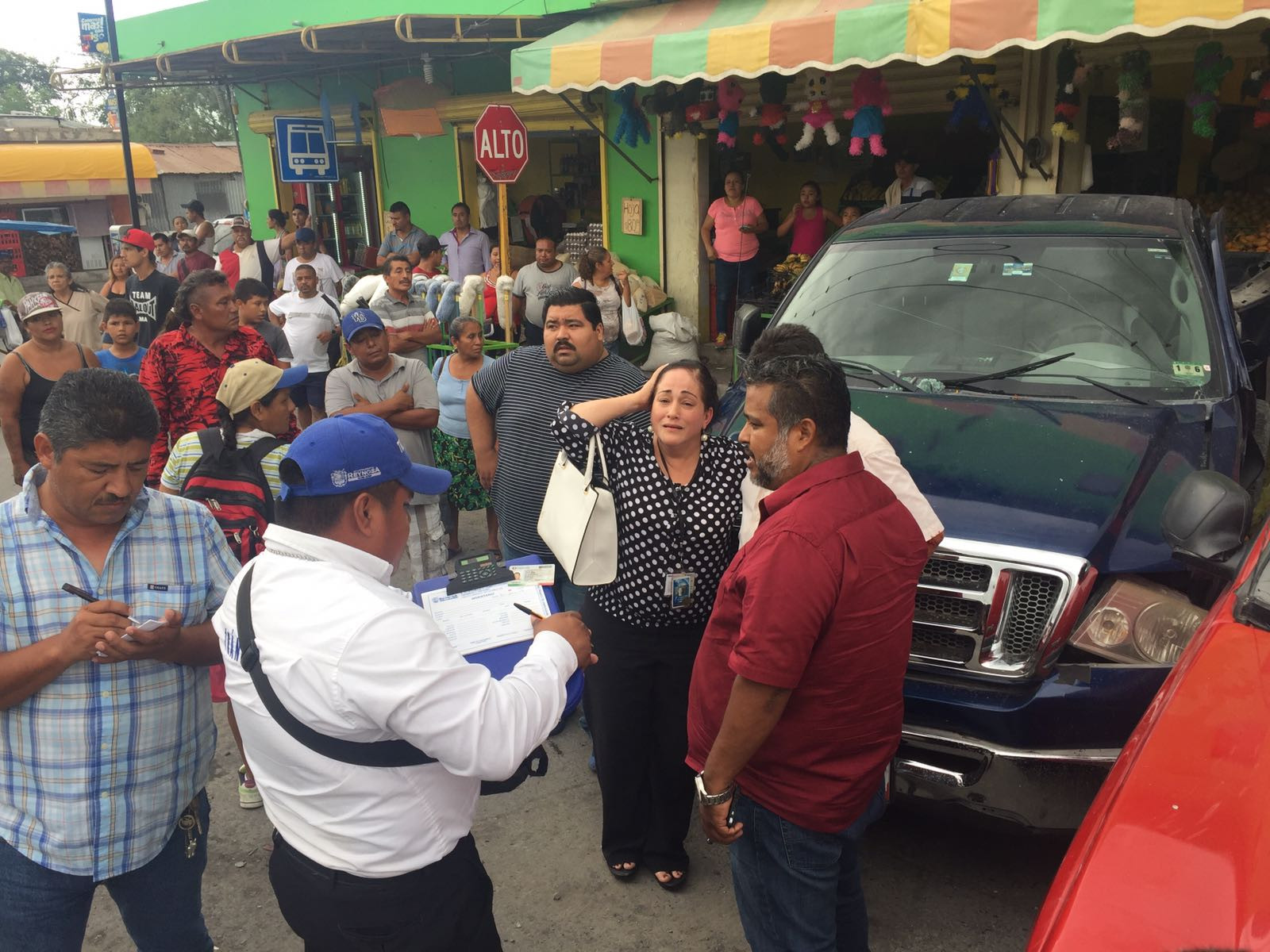 Camioneta quiso ganarle a tren y este la avienta 