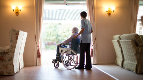 Hogares de ancianos permiten visitantes pese a pandemia 