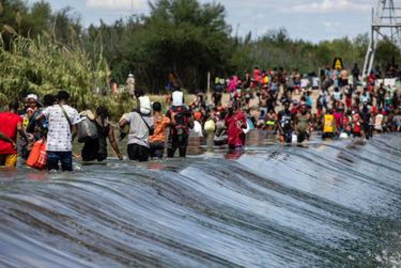 Del Río cierra puente fronterizo ante posible llegada de migrantes haitianos buscando asilo