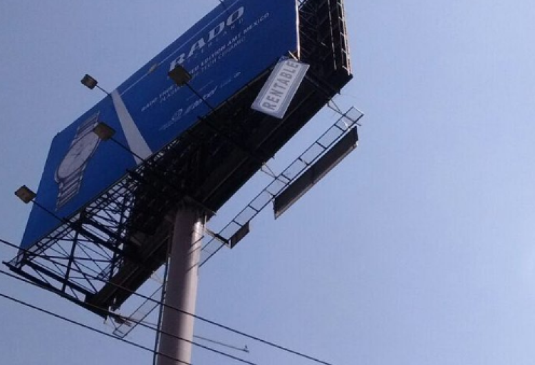 Muere bombero al retirar una lona espectacular