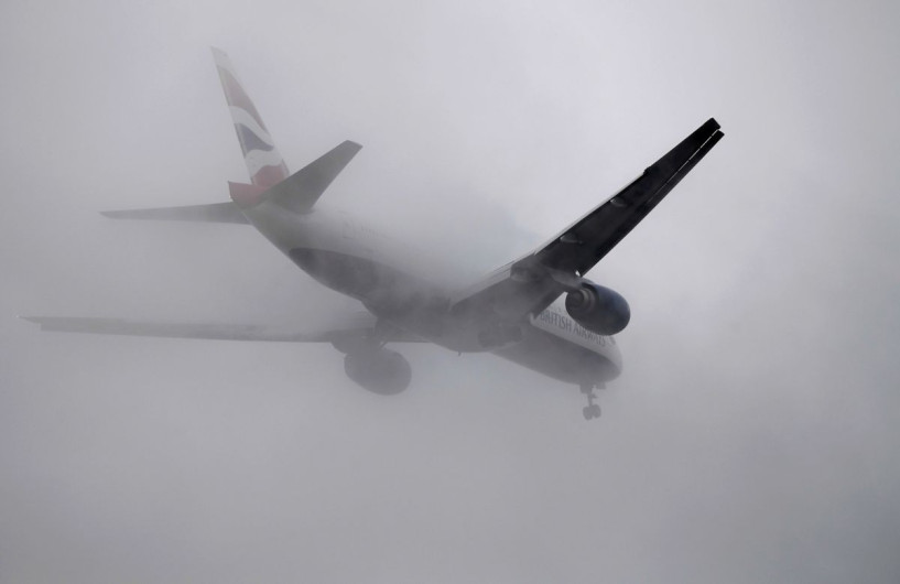 Decenas de vuelos cancelados en Londres por densa niebla