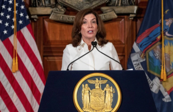 Gobernadora de Nueva York reportó 12,000 muertes por COVID-19 que no fueron registradas por Cuomo
