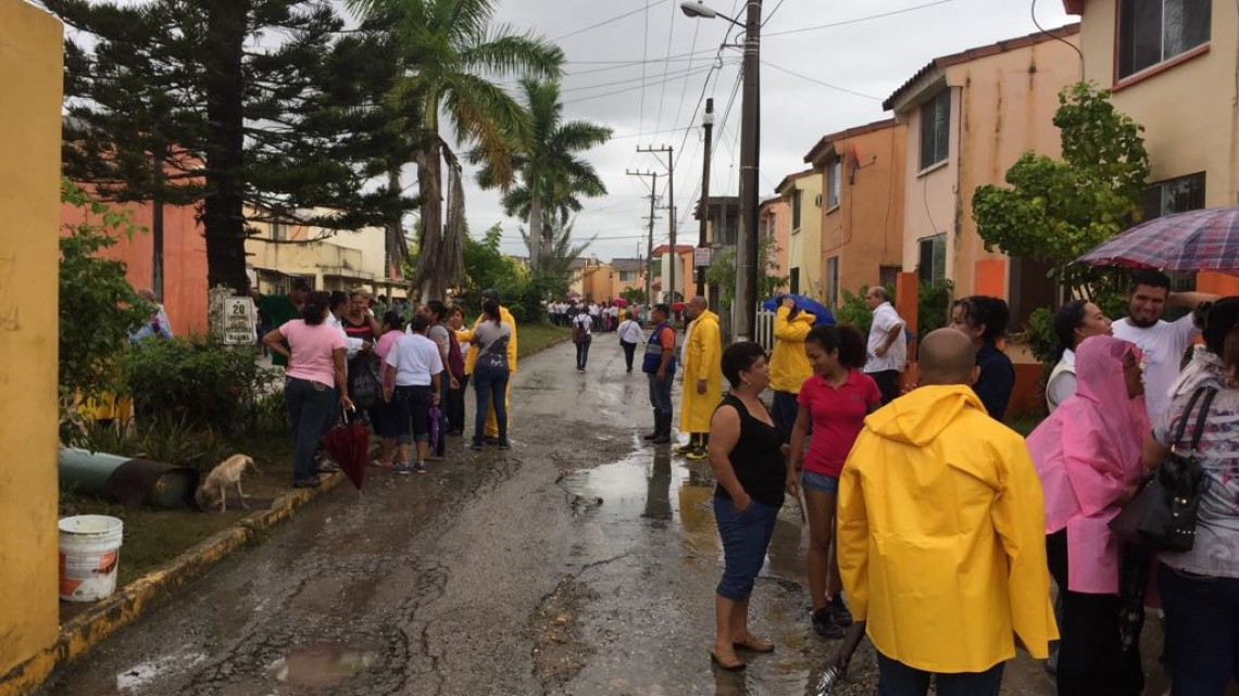 Gobernador visita zona afectada por inundación