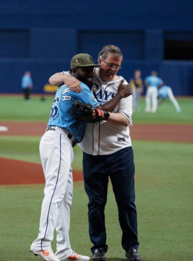 Ebrard lanza primera bola en juego de Tampa Rays 